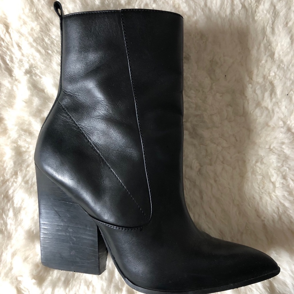 Bleecker & Bond women’s leather booties size 6